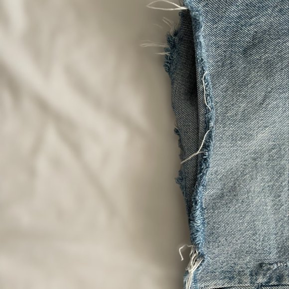 Abercrombie&Fitch Women's High Rise 7 Inch Jean Shorts (27) - Picture 5 of 7